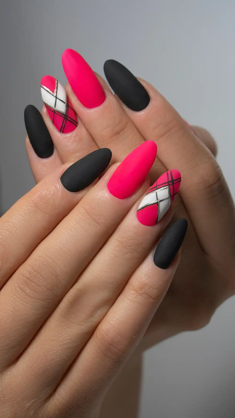 Maniküre Nagellack . schöne weibliche Hand mit bunten Nagelkunst Design Maniküre